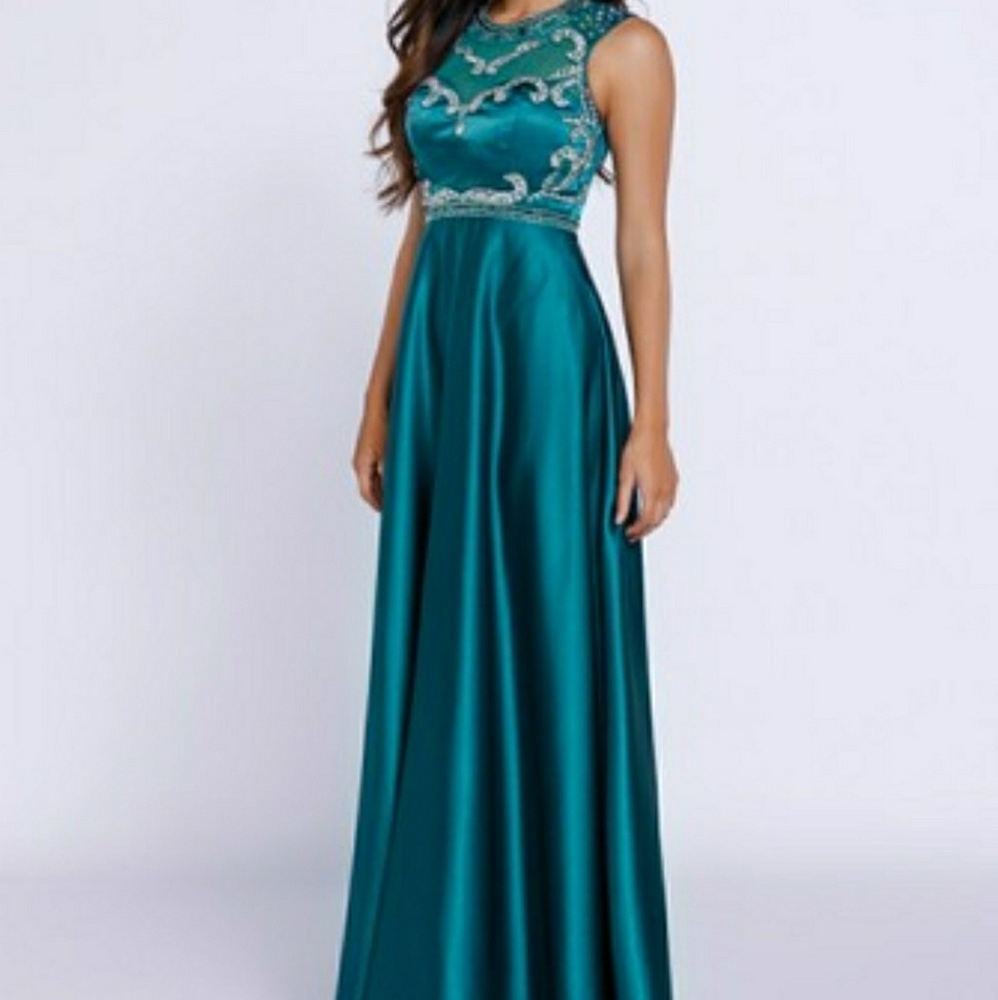 Gown dress beaded and sleeveless dress prom